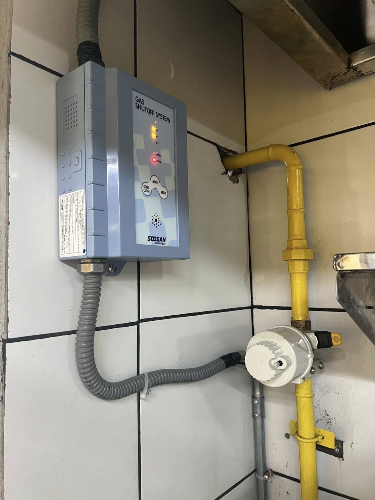 EC-533R gas alarm controller installed in commercial kitchen — Southeast Asia